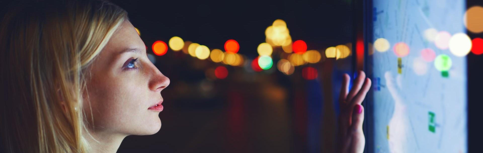 Femme blonde qui clique sur une carte interactive affichée sur un écran - Femme blonde qui clique sur une carte interactive affichée sur un écran