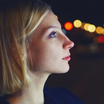 Femme blonde qui clique sur une carte interactive affichée sur un écran - Femme blonde qui clique sur une carte interactive affichée sur un écran