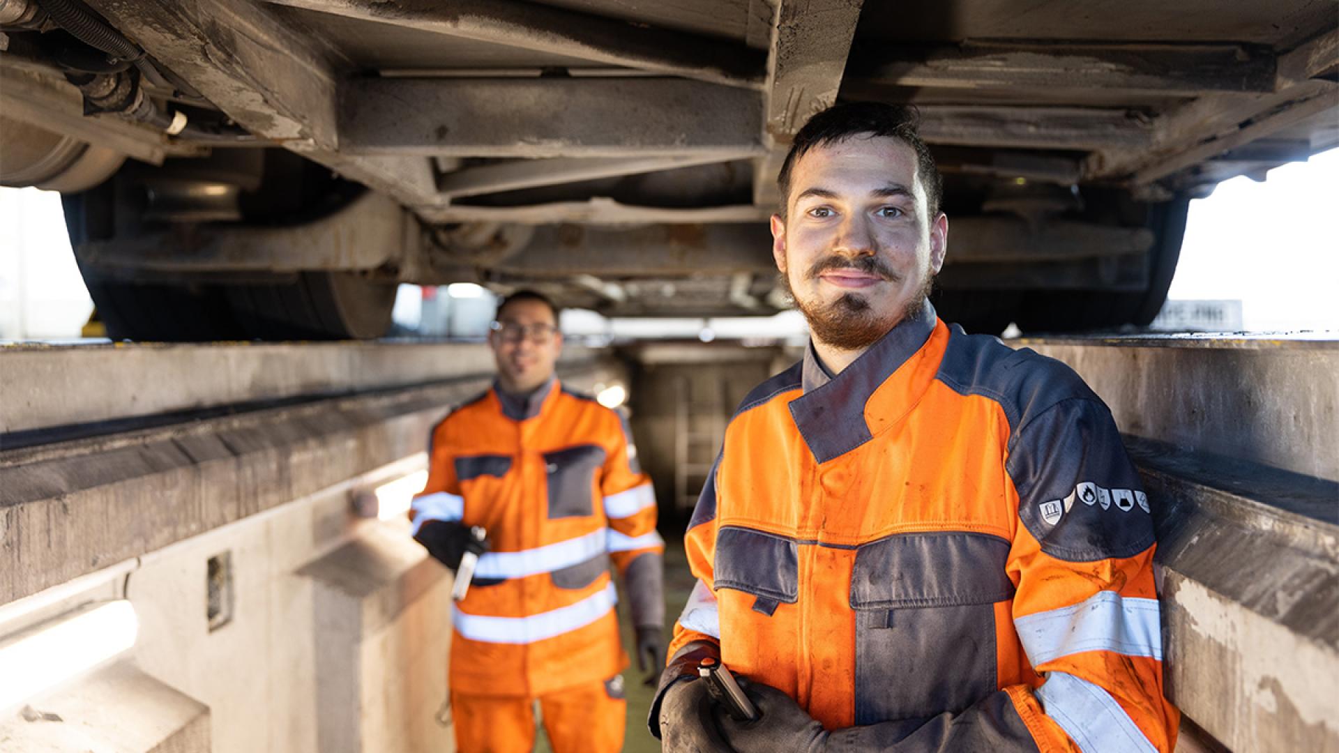 smiling mechanic in orange ©Julien LUTT / CAPA Pictures