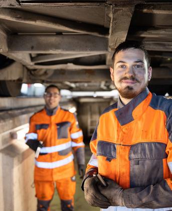 smiling mechanic in orange ©Julien LUTT / CAPA Pictures