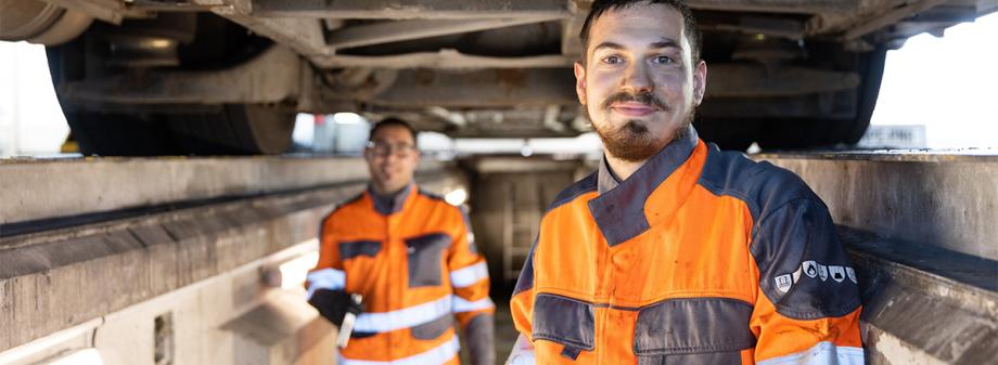 smiling mechanic in orange ©Julien LUTT / CAPA Pictures