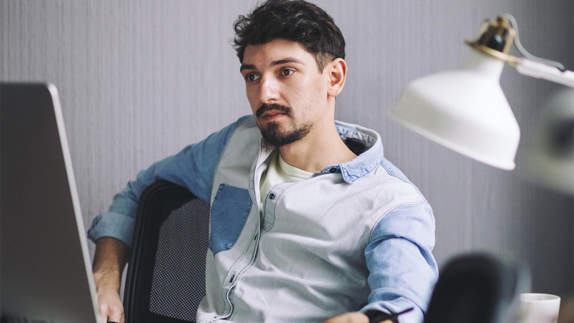 handsome-businessman-working-office. ©aefrasef