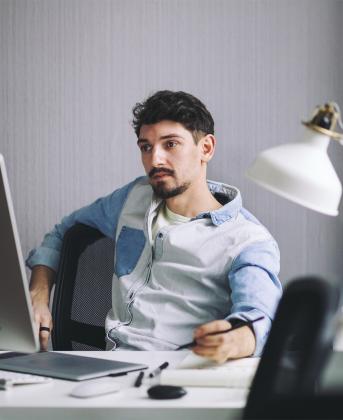 handsome-businessman-working-office. ©aefrasef