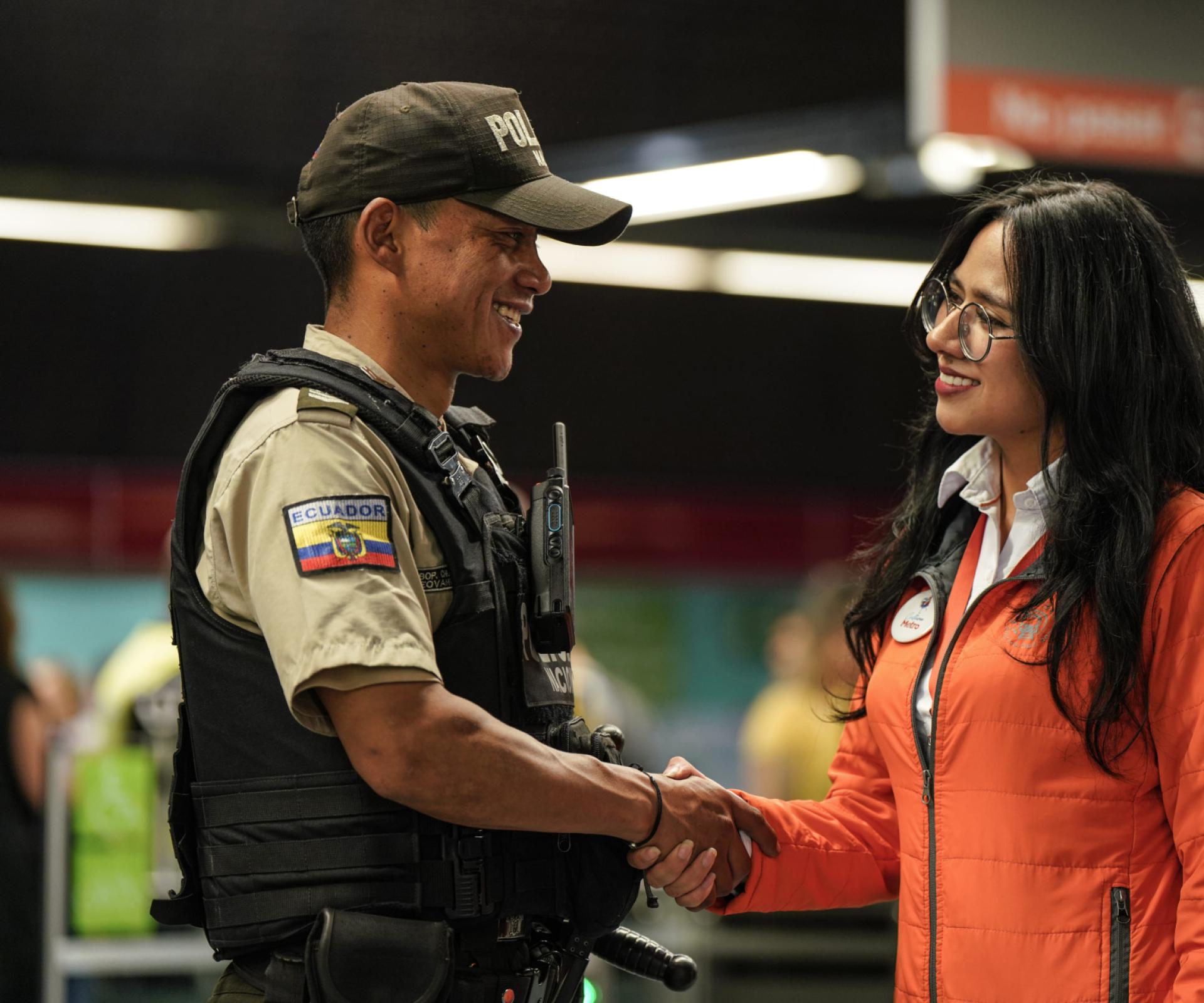 Personnel de transport Transdev debout à l’entrée d’un bus