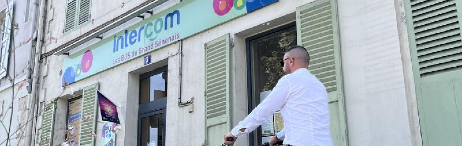 un homme circulant sur un vélo Intercom