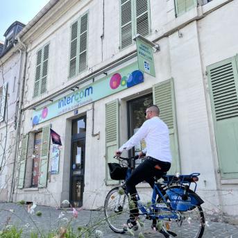 un homme circulant sur un vélo Intercom
