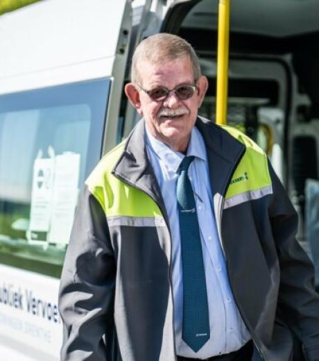 Nico Roeters conducteur en uniforme chemise cravatte veste jaune fluo de Taxi à Veendam