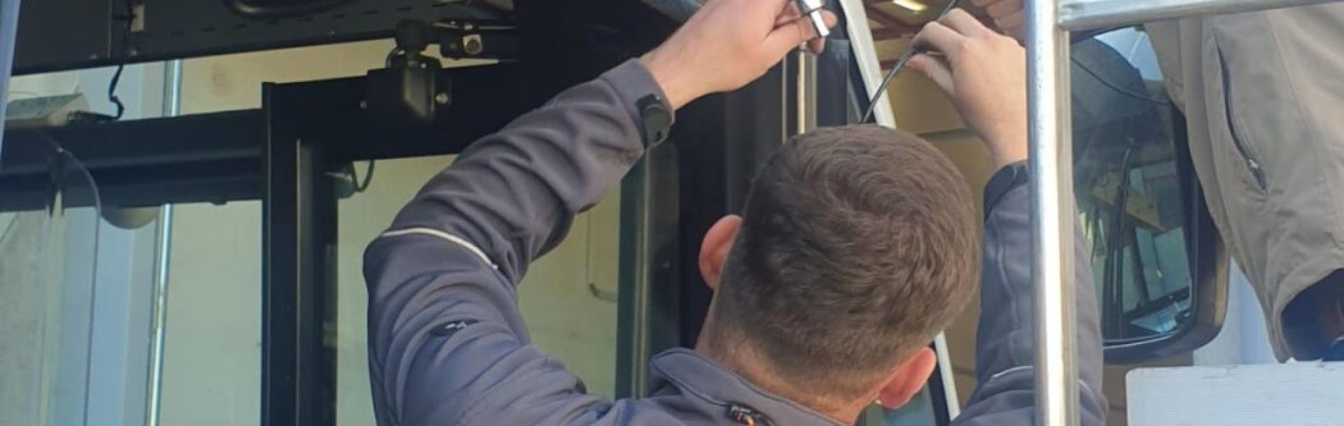 Pose d'un capteur de chauves-souris sur un bus