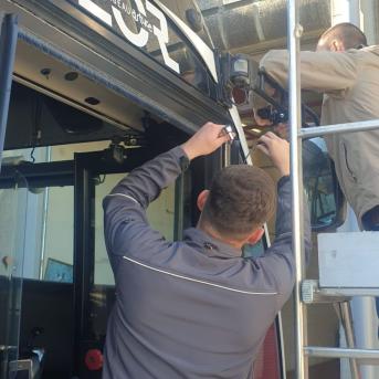 Pose d'un capteur de chauves-souris sur un bus