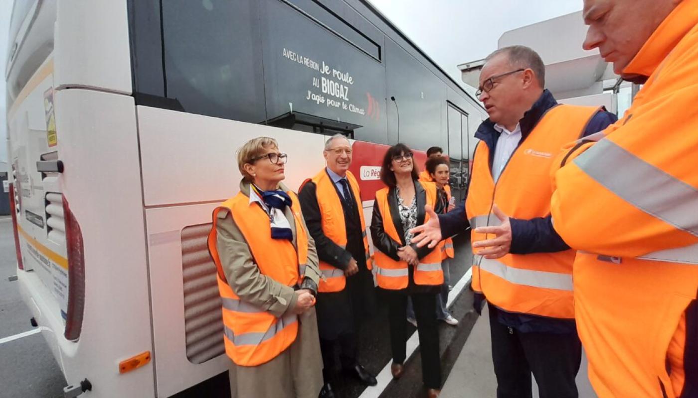 Véhicules biogaz M. Renaud Lagrave et de Mme Denise Saint-Pé