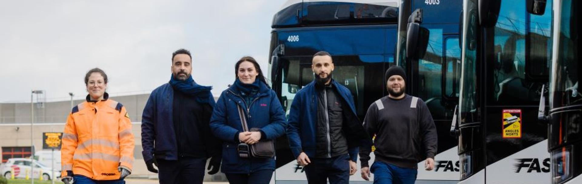 Equipe Transdev Rouen avec des bus
