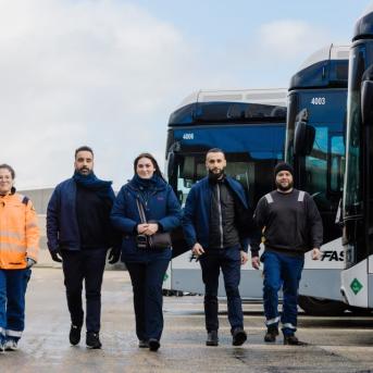 Equipe Transdev Rouen avec des bus