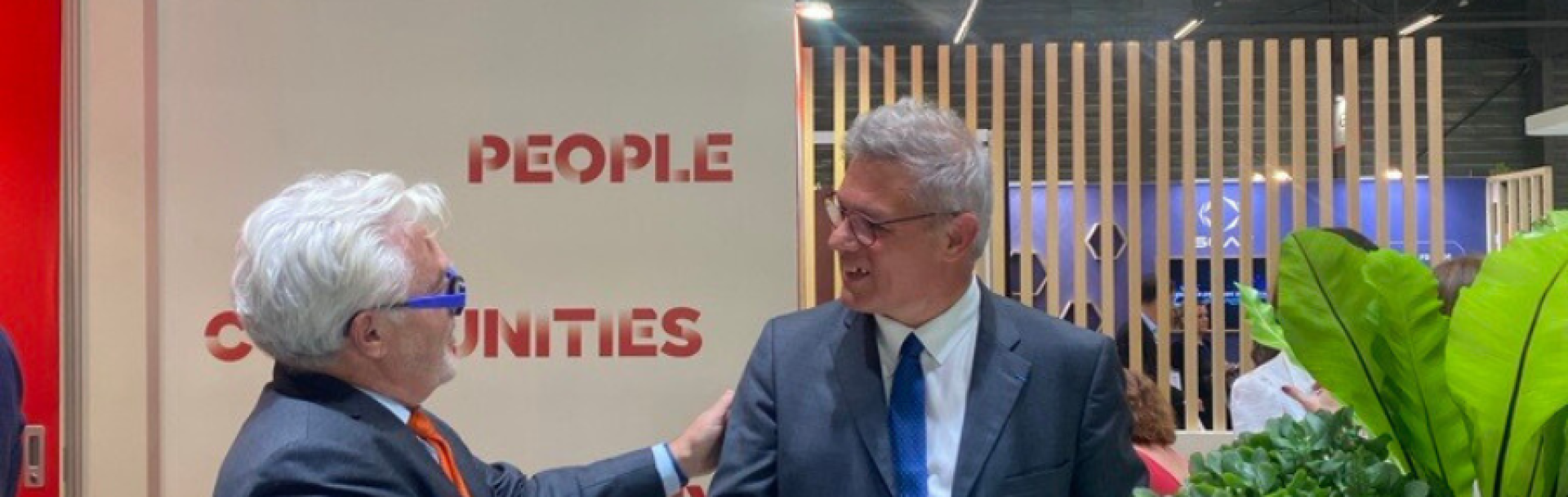 Poignée de main signature partenariat CEREMA et Transdev