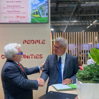Poignée de main signature partenariat CEREMA et Transdev