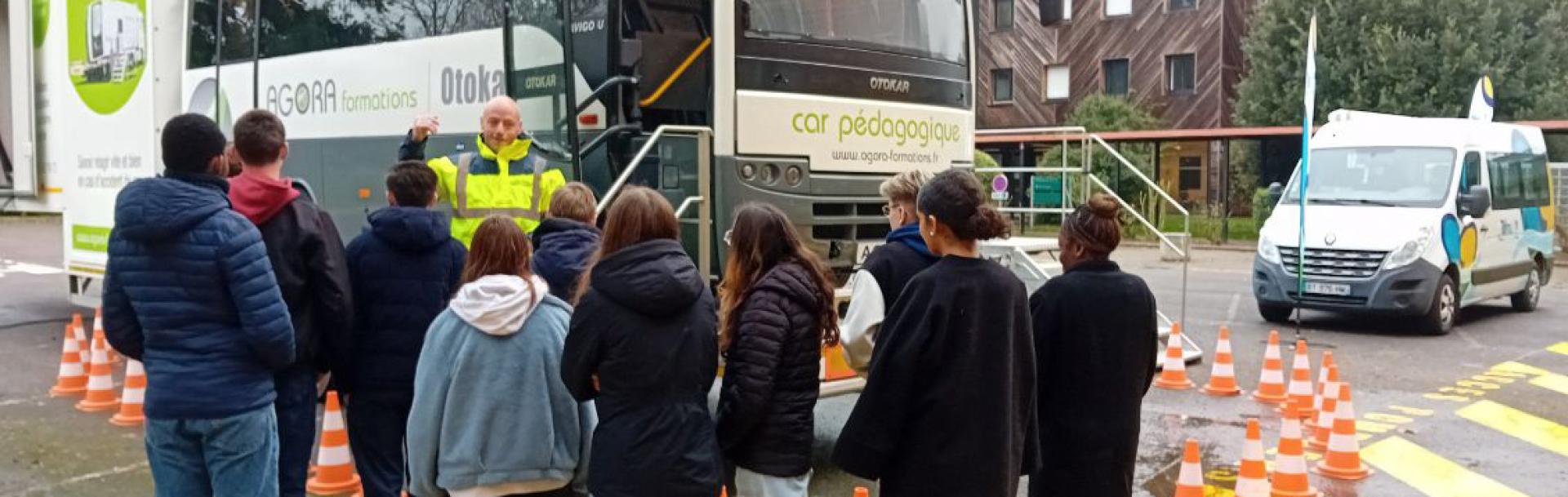 Un homme explique aux enfants les consignes de sécurité