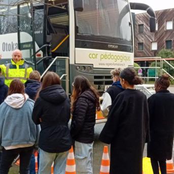 Un homme explique aux enfants les consignes de sécurité