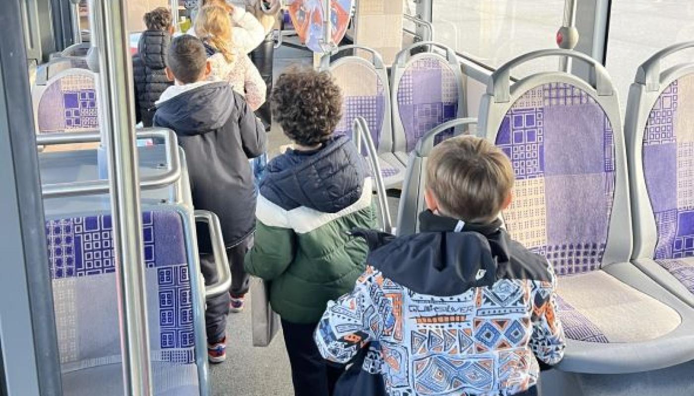 Enfants dans le bus du réseau LiA