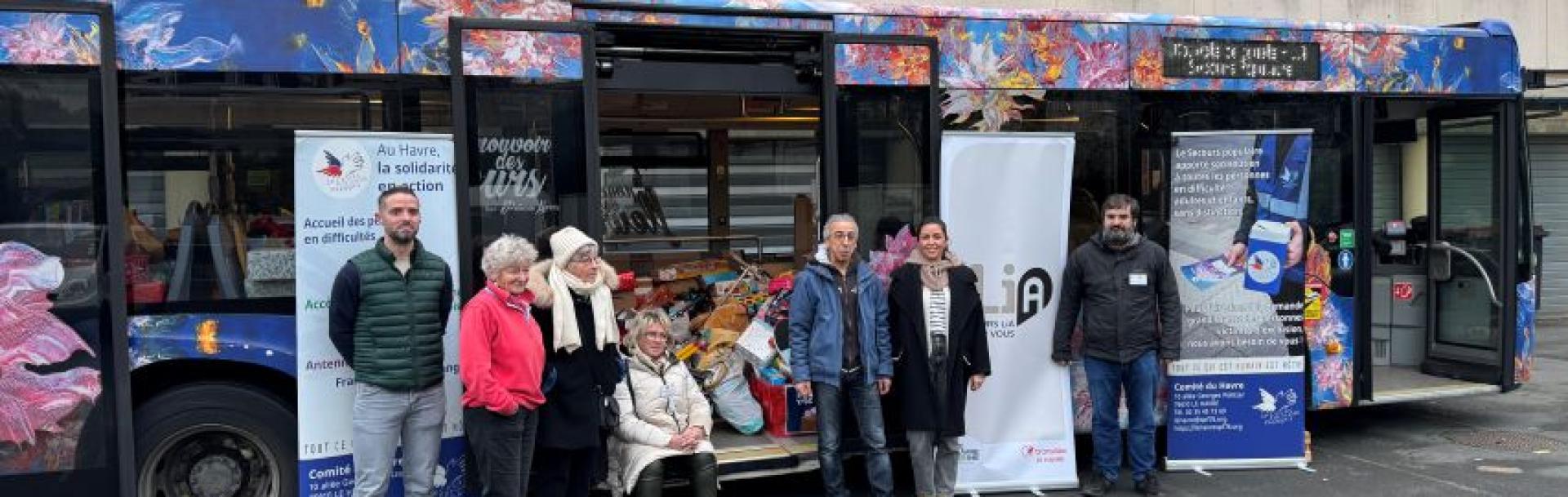 Réseau LiA et Secours Populaire pour Noël en face d'un bus LiA