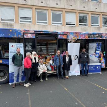 Réseau LiA et Secours Populaire pour Noël en face d'un bus LiA
