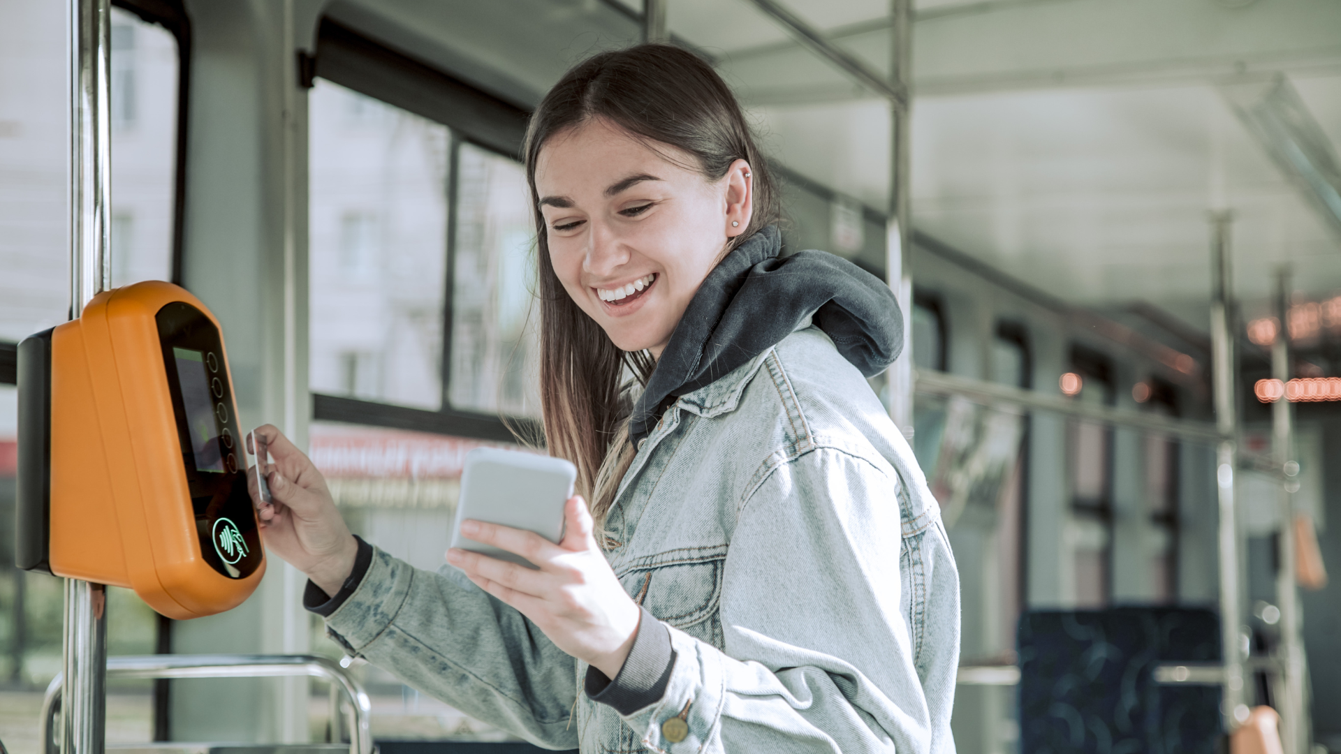 Femme dans le bus qui valide son titre de transport - Vocads