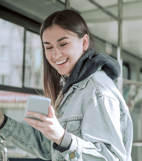 Femme dans le bus qui valide son titre de transport - Vocads