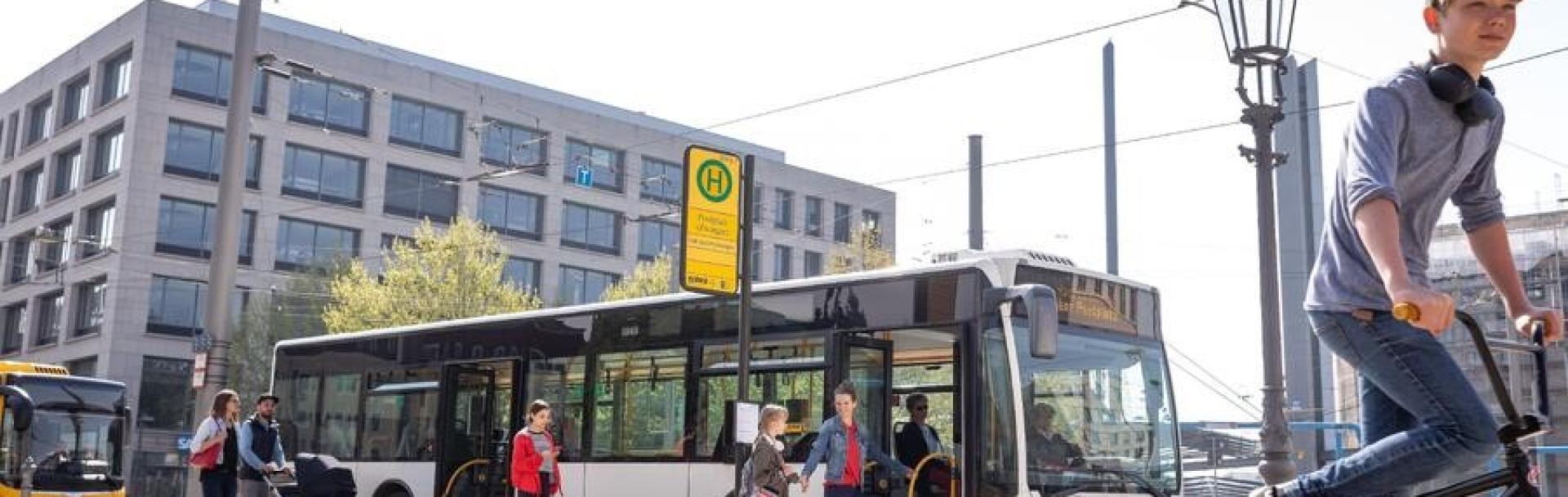 Garçon à vélo avec un bus en fond pour le système de rétrovision