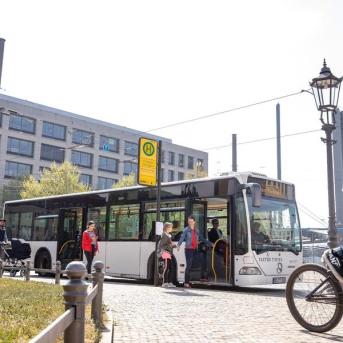 Garçon à vélo avec un bus en fond pour le système de rétrovision
