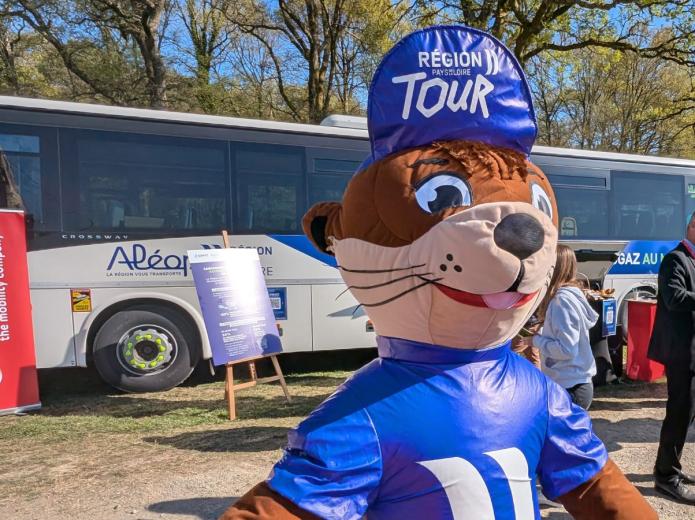 Inaugration car scolaire rétrofité avec la mascotte