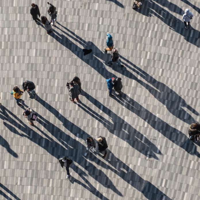 Transdev_vue d_en haut de personnes rassemblées sur une place