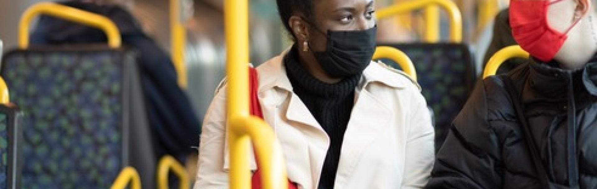 Deux jeunes femmes masquées dans le bus