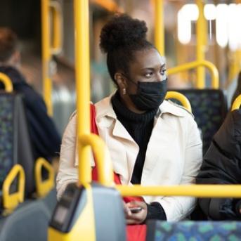 Deux jeunes femmes masquées dans le bus