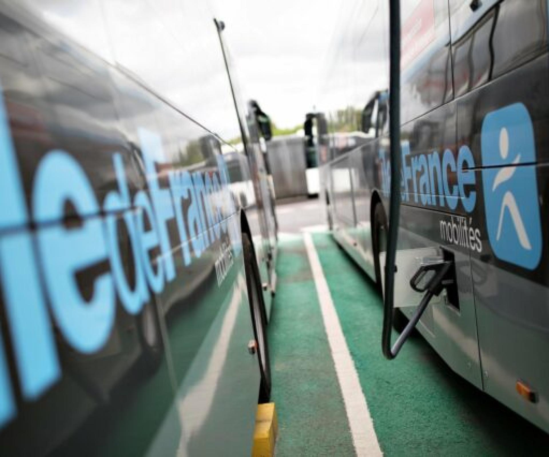 Transdev TVO Ile de France mobilités STIF bus électrique electric charge rechargement prise branchement the mobility company zéro émission - deux bus en charge dans parking