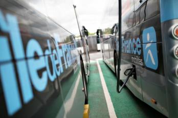 Transdev TVO Ile de France mobilités STIF bus électrique electric charge rechargement prise branchement the mobility company zéro émission - deux bus en charge dans parking
