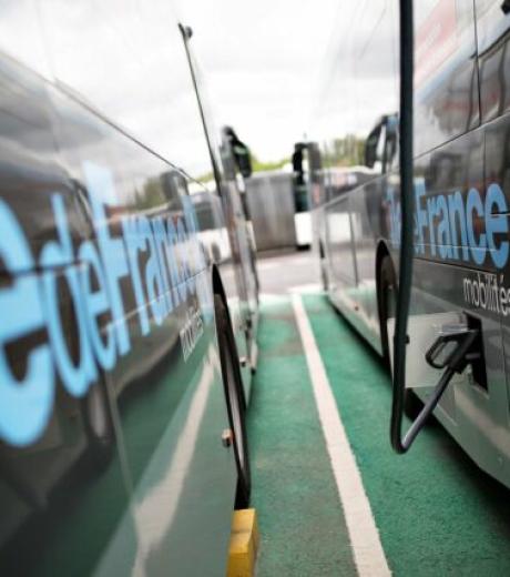Transdev TVO Ile de France mobilités STIF bus électrique electric charge rechargement prise branchement the mobility company zéro émission - deux bus en charge dans parking
