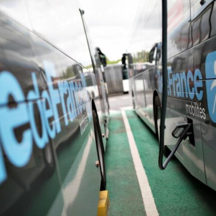 Transdev TVO Ile de France mobilités STIF bus électrique electric charge rechargement prise branchement the mobility company zéro émission - deux bus en charge dans parking