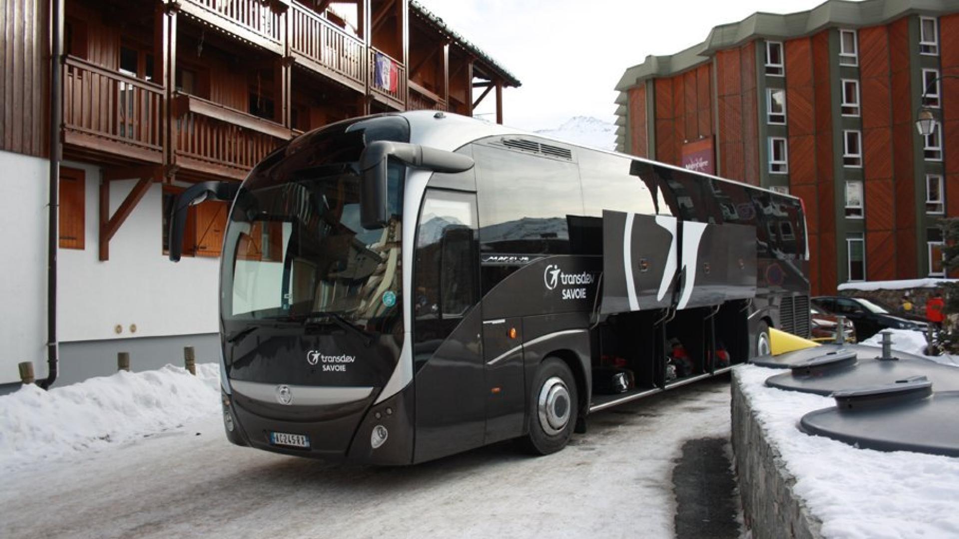 Autocar noir Transdev Savoie transport de passagers tourisme station de ski voyage
