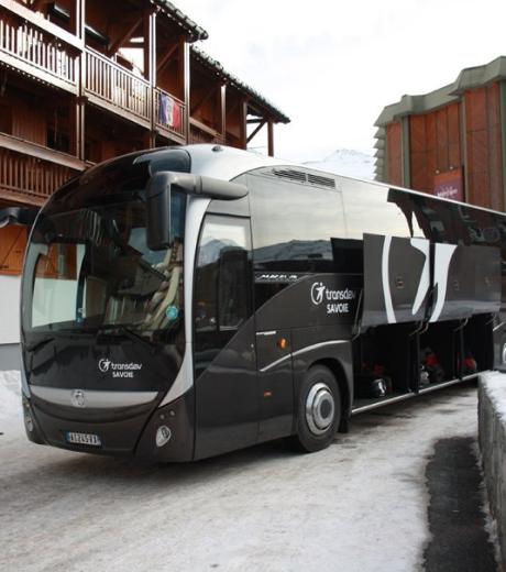 Autocar noir Transdev Savoie transport de passagers tourisme station de ski voyage