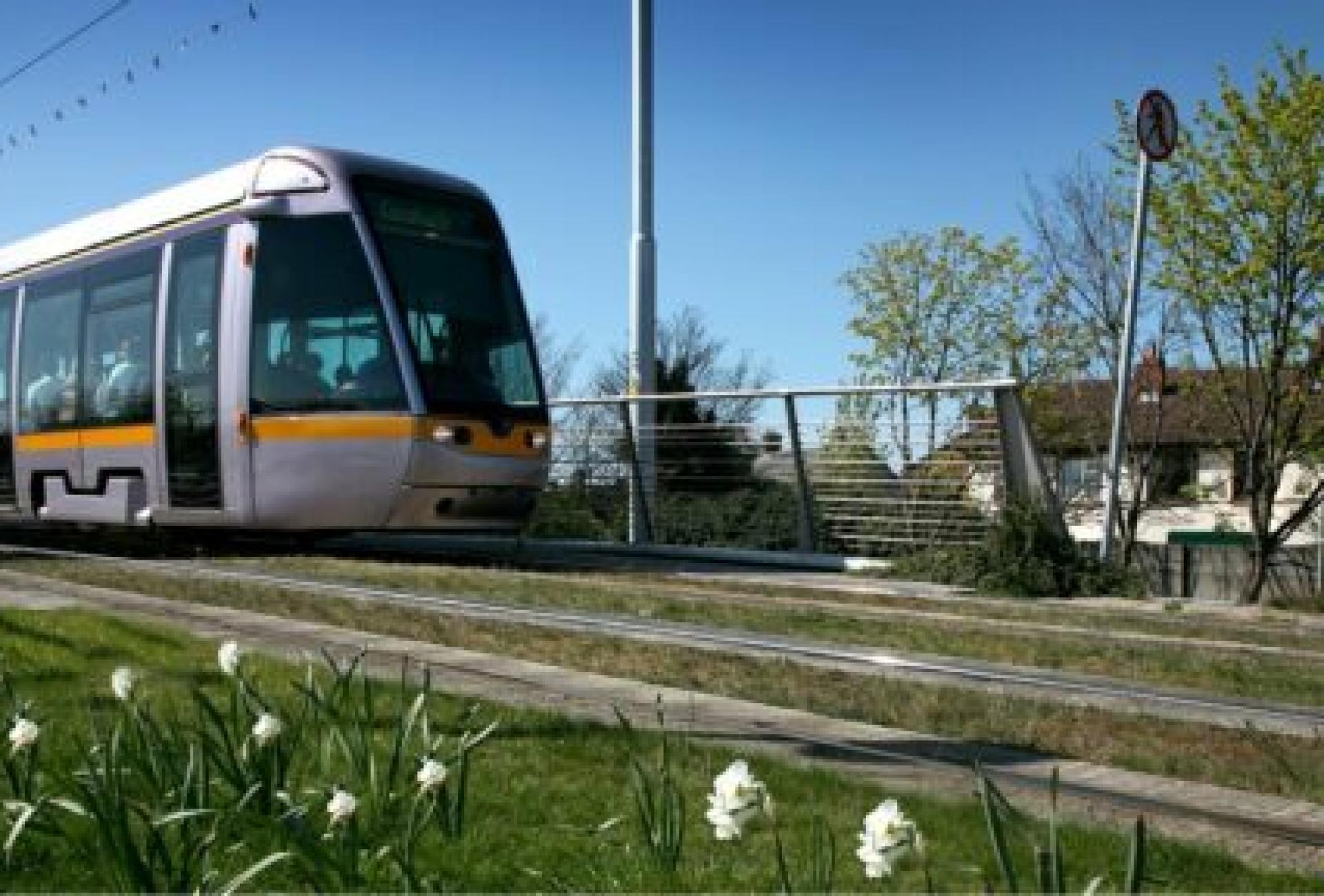 Transdev Group LUAS tramway lightrail Dublin public transportation transports communs mobility company passengers passagers trajet trip