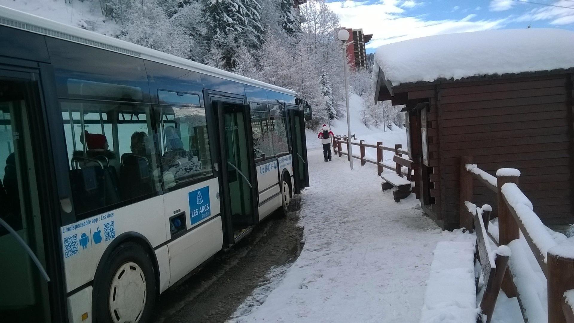 navette skibus bus les arcs montagne neige ski skieur passager transport transdev savoie