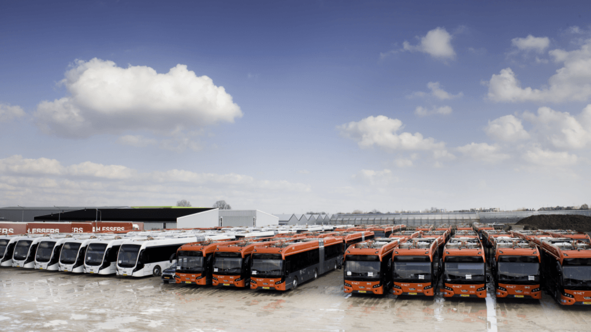 dépots bus blanc et rouge orange amsterdam garé hangar