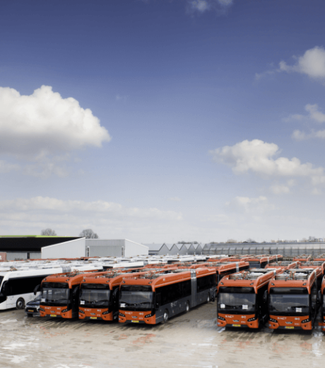 dépots bus blanc et rouge orange amsterdam garé hangar