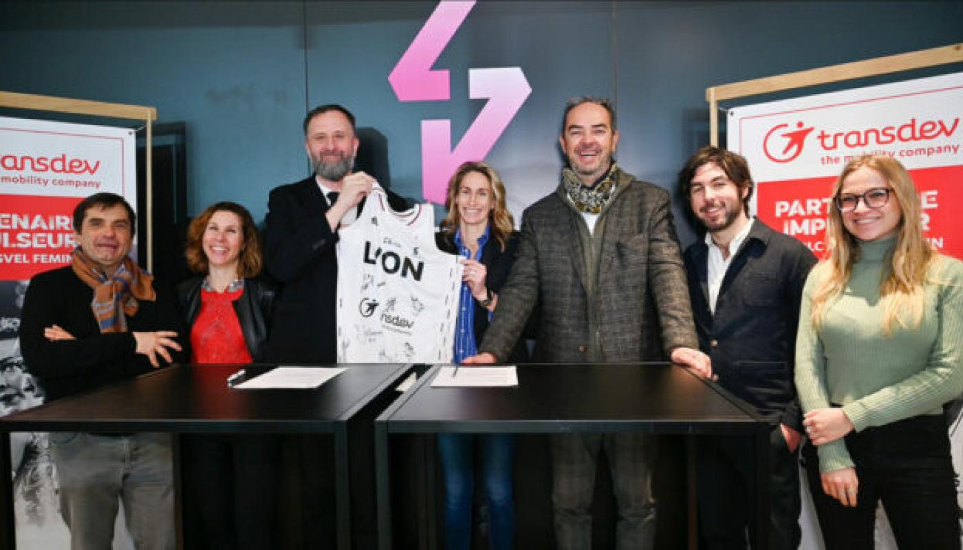 Signature officielle du partenariat le 27 janvier par Paoline SALAGNAC Directrice sportive ASVEL Féminin et Ludovic JOURDAIN Dir Régional Transdev AuRA à Lyon