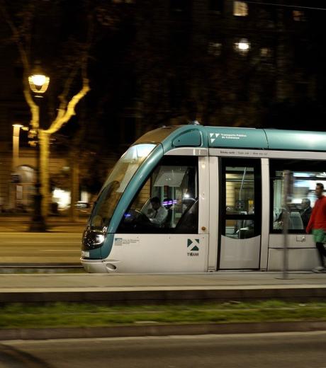 Deux Tramway Tram vert blanc traversant Barcelone nuit vitesse