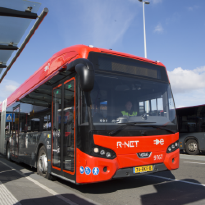 Bus rouge R Net sur une route Pays-Bas