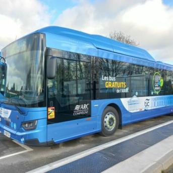 Bus bleu au gaz naturel inauguration la station d’avitaillement en biogaz BioGNV à Compiègne