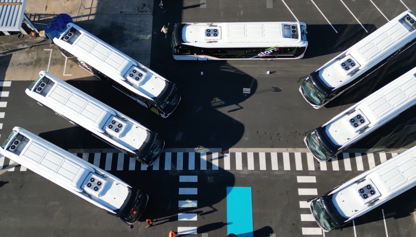 Vue d'en haut des bus électriques Roannais Agglomération au dépôt