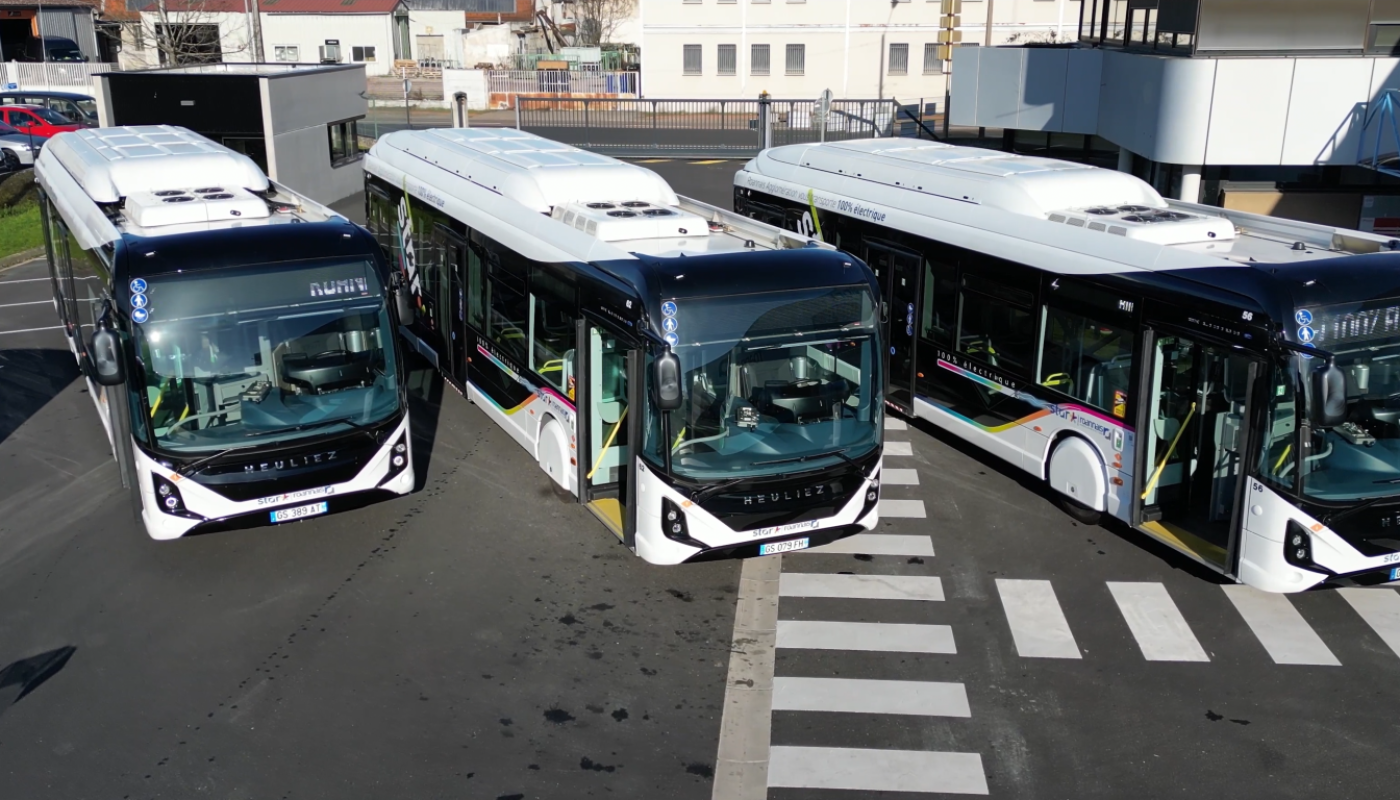 Vue d'en haut des bus électriques Roannais Agglomération au dépôt