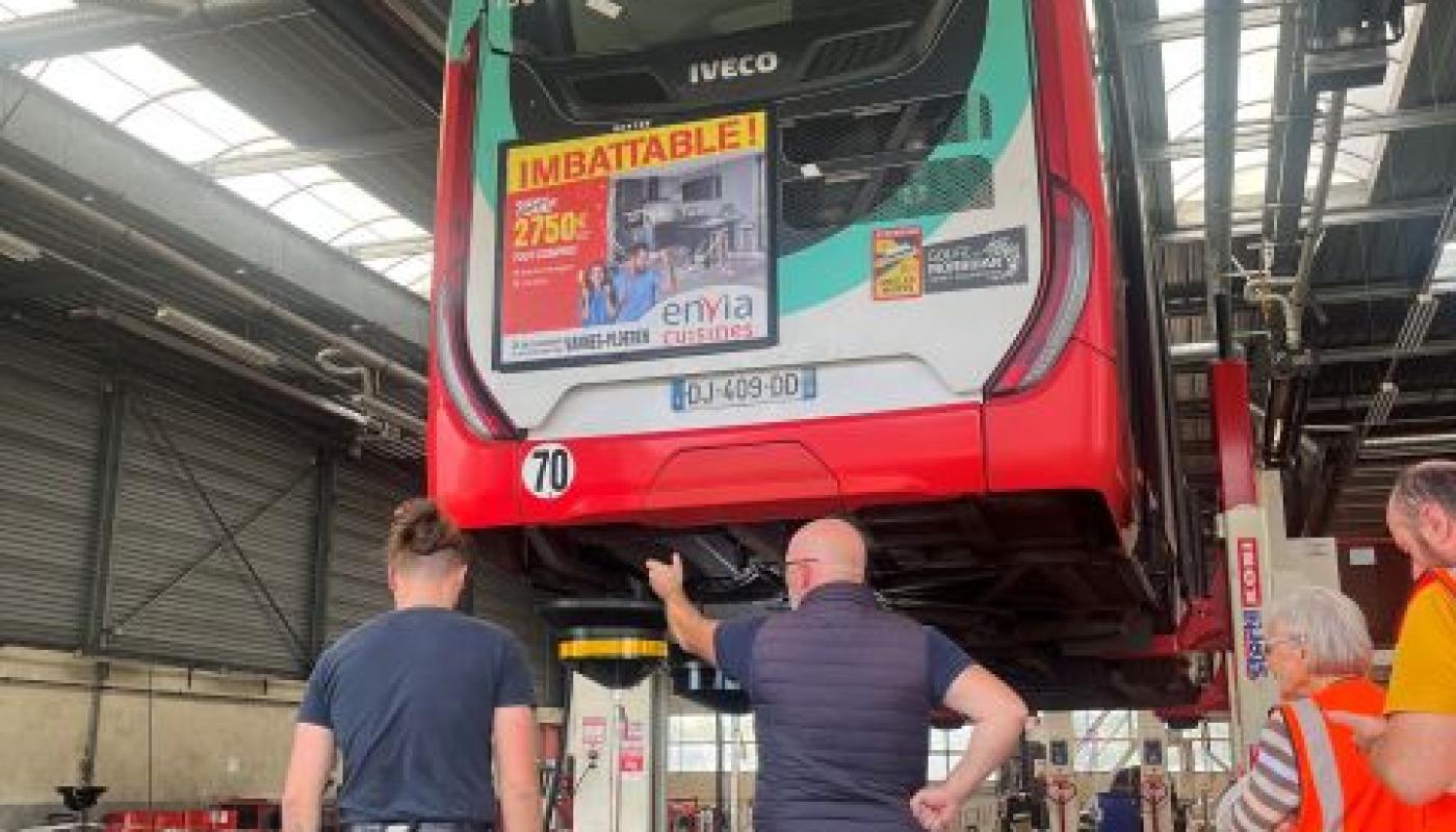 Bus Kiceo surélevé dans l'atelier