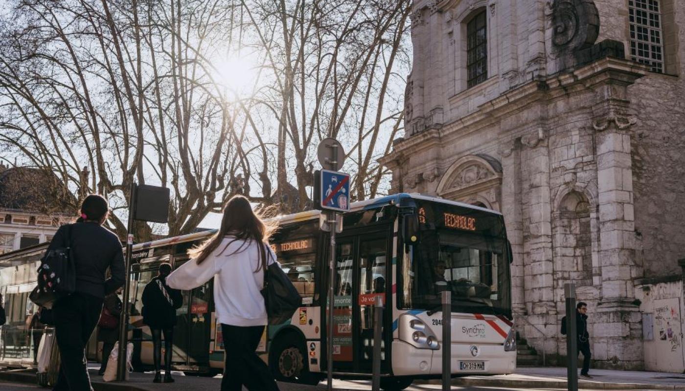 Bus Synchro CGrand Chambéry avec des piétons