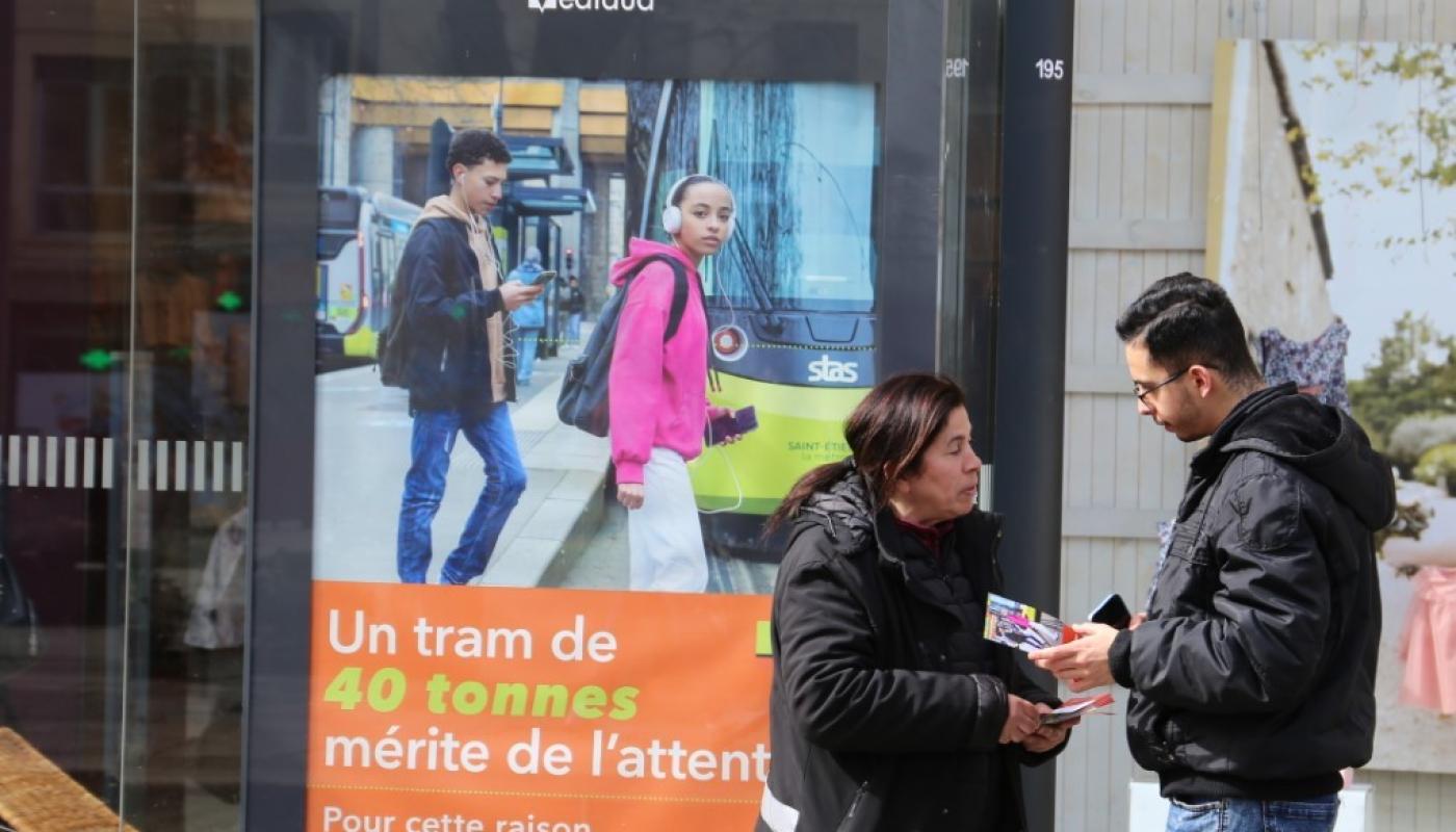 Affiche de la campagne Sécurité de la STAS à destination des piétons sur la voie publique